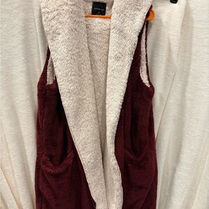 NWOT 2XL Active USA Burgundy and Cream Fleece Vest